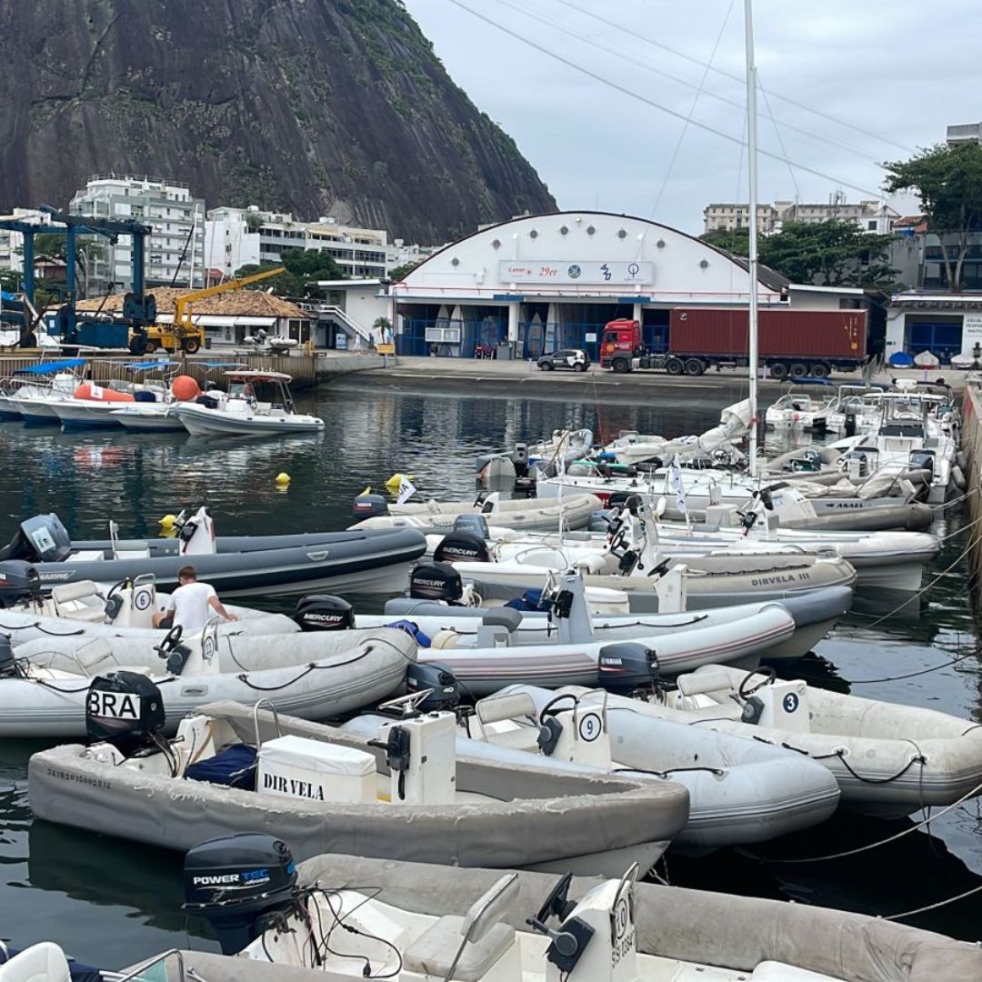 Botes de goma de entrenadores y organizadores en marina antes de la salida al agua