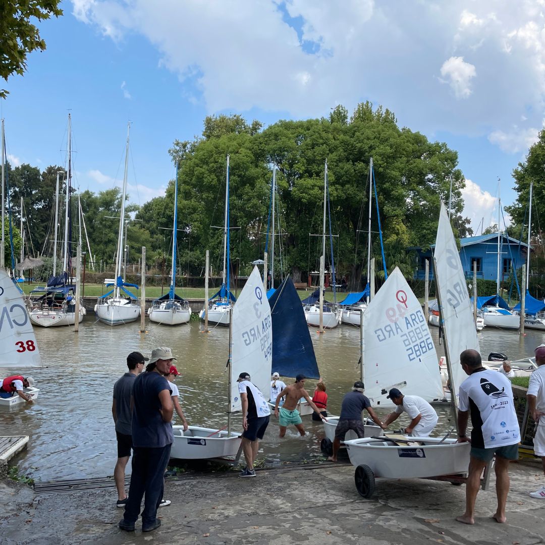 Optimists bajando la rampa durante el campeonato Vintage